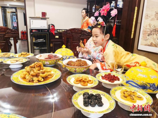 2��5�գ�����ʡ�������������M����Сʳ��Ʒ�L���M��˴��롱����������ӛ�� ʯ���� �z