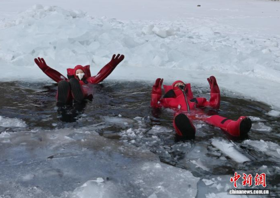 2��5��������ʡ�L������һ헪��صı����Ŀ���������ο�ǰ���w����ڇ�(y��n)������У����c��������Ŀ�ļtɫ�����b������ȻƯ���ڱ���֮�ϣ����܄e�µı�ѩ��Ȥ�������� �z