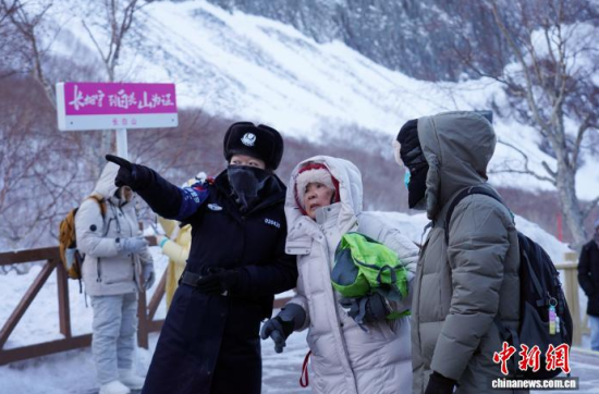 ���軨Ů�Ӿ���(w��)�(du��)���ڜ�Ȫ�V��(ch��ng)���ο�ָ�����[·�������w�� �z