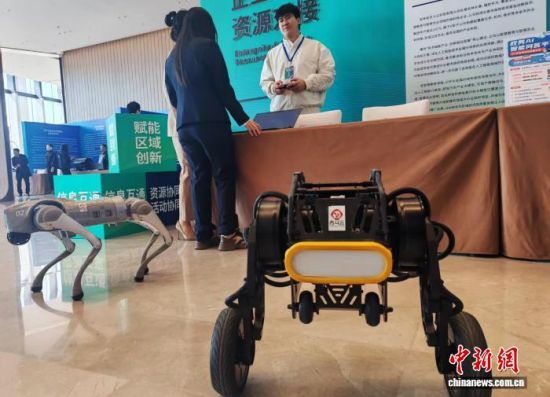 һ�ҿƼ���I(y��)չʾ�ęC(j��)���ˮa(ch��n)Ʒ�����(gu��) �z