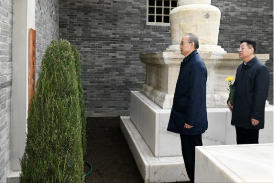 4��5����ʡί��ӛ�S��(qi��ng)���w��־��܊�o(j��)���^����Ӣ����׷˼����Ӣ�۲��๦����������媚���������ź͇��Ҹ���(qi��ng)��Ӣ�«I(xi��n)���ĸ��������¾���